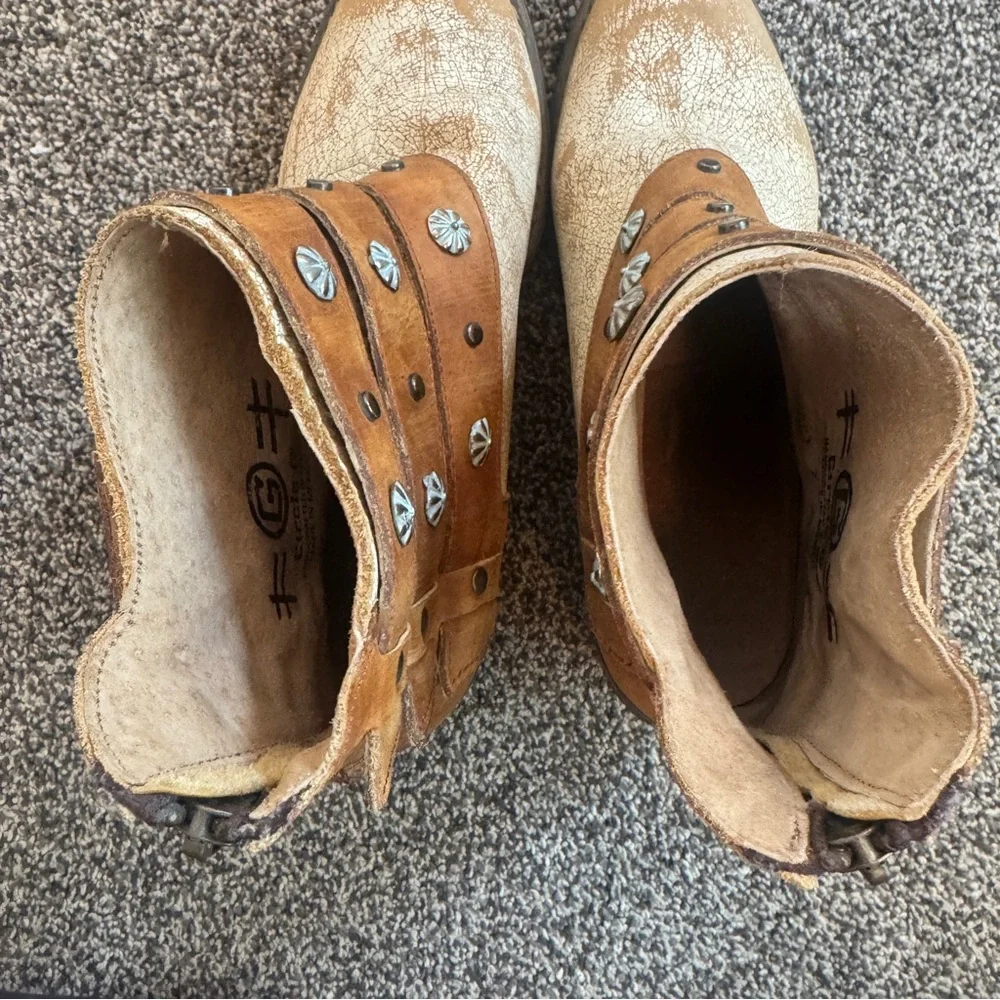 Women's Circle G Camel Harness & Studs Zipperr Ankle Boots Size 7